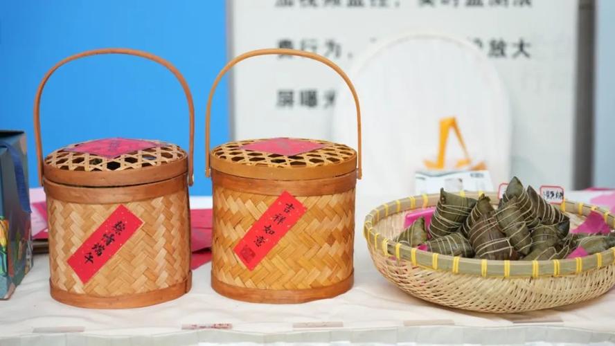 巾帼志愿者们上门采摘,收购农户们的粽叶,生姜等初级农产品,并精心